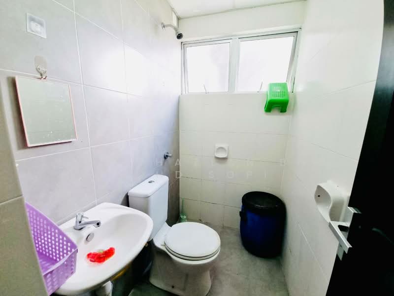 Pangsapuri untuk Dijual di Residensi Warnasari 2 - Mohd Hazlan bin Mohd Sopi - Bathroom - PropertyGuru.com.my