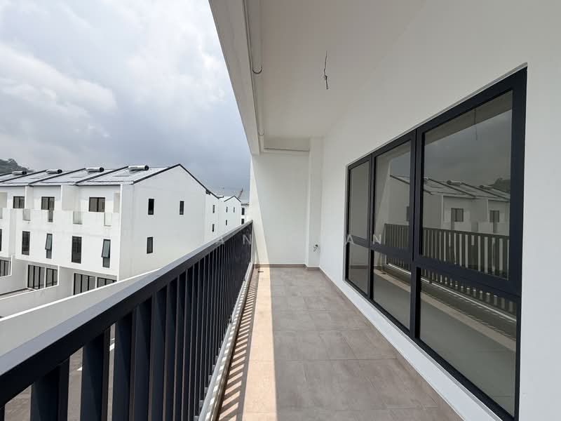 Rumah Teres 3.5 Tingkat untuk Dijual di Damansara Perdana (Selangor) - Joan Chan - Balcony - PropertyGuru.com.my