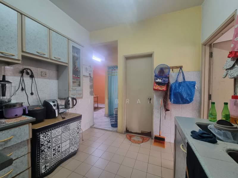 2-storey Terraced House for Sale in Usj 11 (Subang Jaya) - Azli Ibrahim - Kitchen - PropertyGuru.com.my