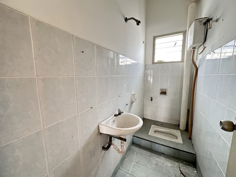 2-storey Terraced House for Sale in Taman Velox (Rawang) - David Lim - Bathroom - PropertyGuru.com.my
