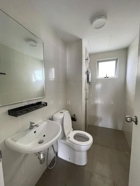 Pangsapuri untuk Disewa di Permas Ville Apartment - Warren Tong - Bathroom - PropertyGuru.com.my