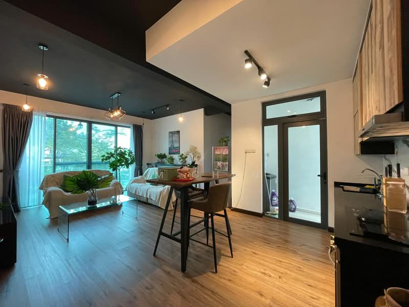 Servis Apartment untuk Dijual di Crescent Bay Suites (Teluk Bayu) - LM Chan - Living Room - PropertyGuru.com.my