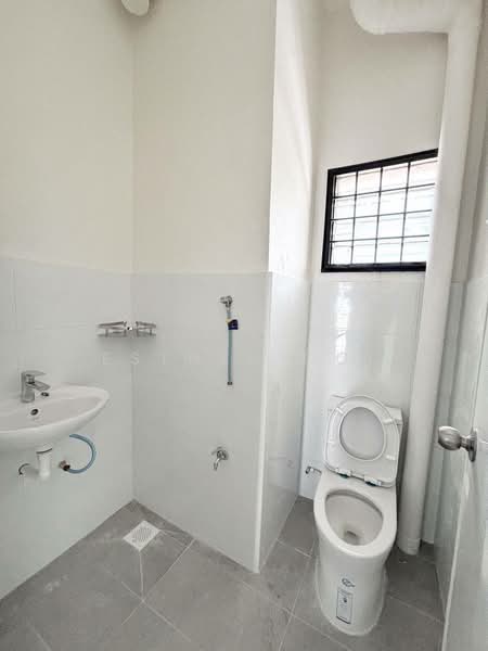Rumah Teres 2 Tingkat untuk Disewa di Taman Molek (Johor Bahru) - Esther Ooi - Bathroom - PropertyGuru.com.my