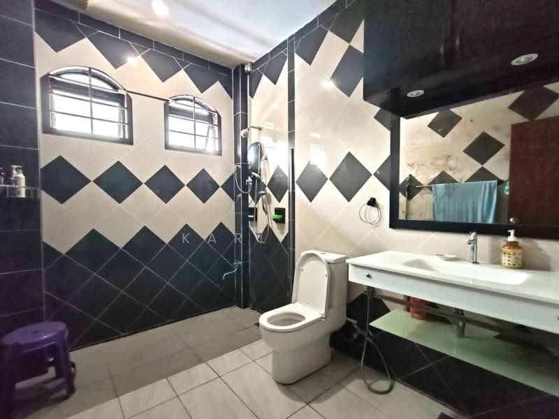 Rumah Banglo untuk Dijual di Taman Kolam Air (Johor Bahru) - Karl Lim - Bathroom - PropertyGuru.com.my
