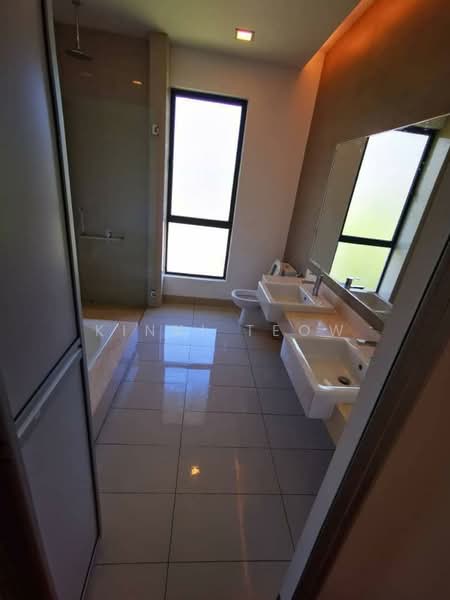 Rumah Banglo untuk Dijual di Leisure Farm (Gelang Patah) - Kinki Teow - Bathroom - PropertyGuru.com.my