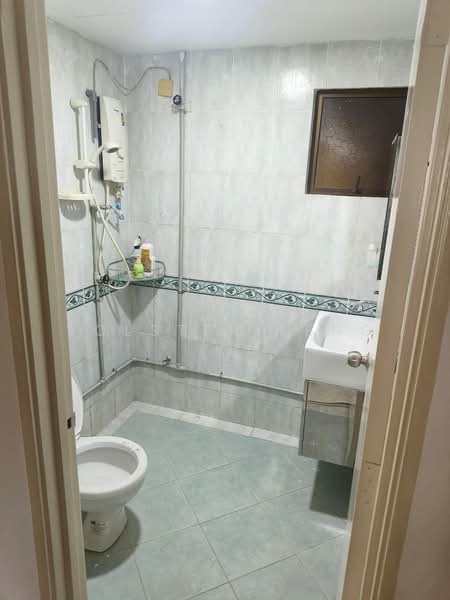 Pangsapuri untuk Dijual di Villamas Apartment - Volster Leng - Bathroom - PropertyGuru.com.my