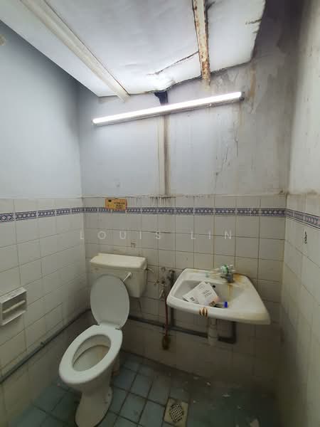 Warehouse for Rent in Taman Overseas Union (Taman Oug) (Jalan Klang Lama (Old Klang Road)) - Louis Lin - Bathroom - PropertyGuru.com.my