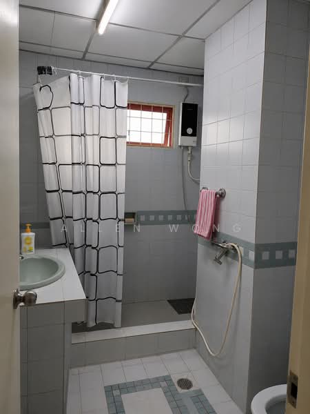 Kondominium untuk Dijual di Trellises - Allen Wong - En-suite Bathroom - PropertyGuru.com.my