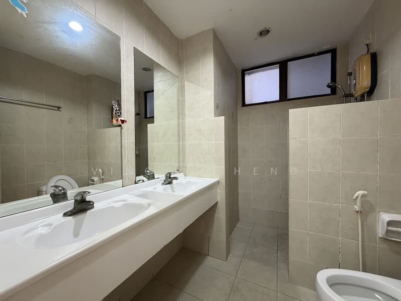 Kondominium untuk Dijual di Casa Tropicana - Vincent Heng - Bathroom - PropertyGuru.com.my