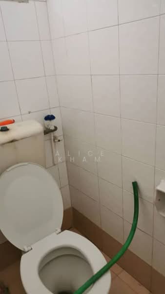 Pangsapuri untuk Dijual di Pangsapuri Kiambang - Alice Kham - Bathroom - PropertyGuru.com.my