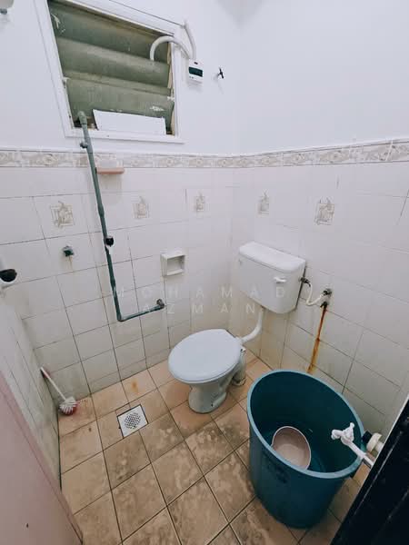 Flat for Sale at Pangsapuri Seri Proton - Mohamad Azman - Bathroom - PropertyGuru.com.my