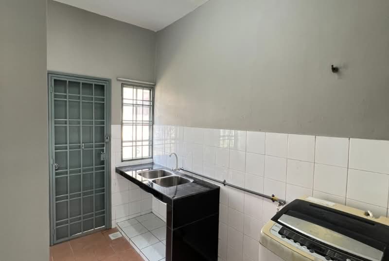 Rumah Teres 2 Tingkat untuk Dijual di Bandar Putra Permai (Seri Kembangan) - Jessica Lim - Kitchen - PropertyGuru.com.my