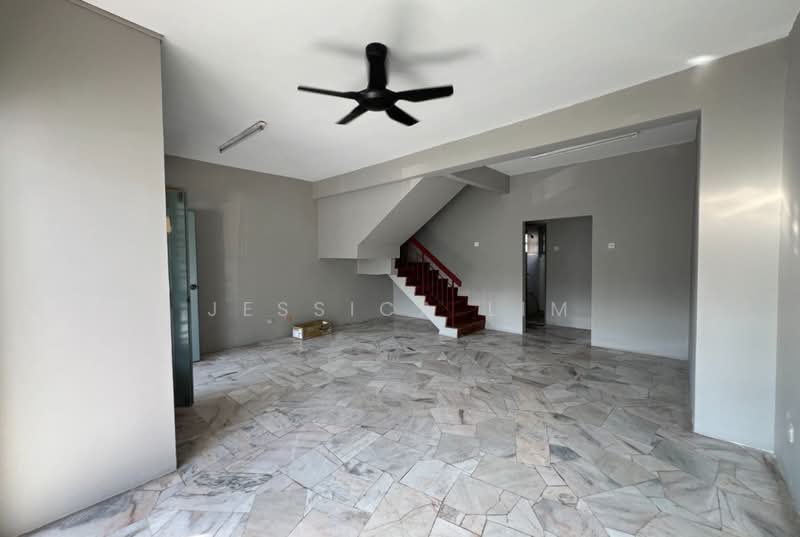 Rumah Teres 2 Tingkat untuk Dijual di Bandar Putra Permai (Seri Kembangan) - Jessica Lim - Living Room - PropertyGuru.com.my