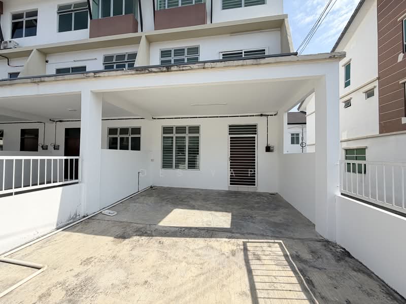 3-storey Terraced House for Sale in Taman Kundang Jaya (Rawang) - Des Yap - Exterior - PropertyGuru.com.my