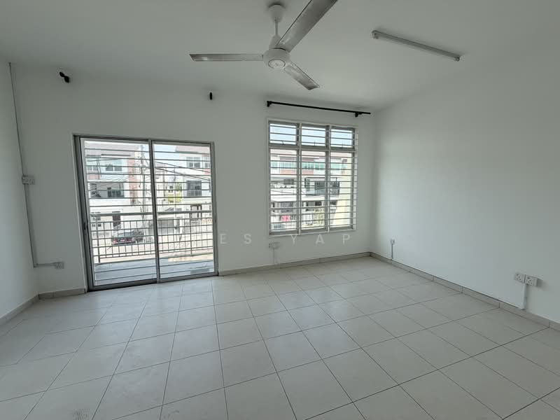 3-storey Terraced House for Sale in Taman Kundang Jaya (Rawang) - Des Yap - Living Room - PropertyGuru.com.my