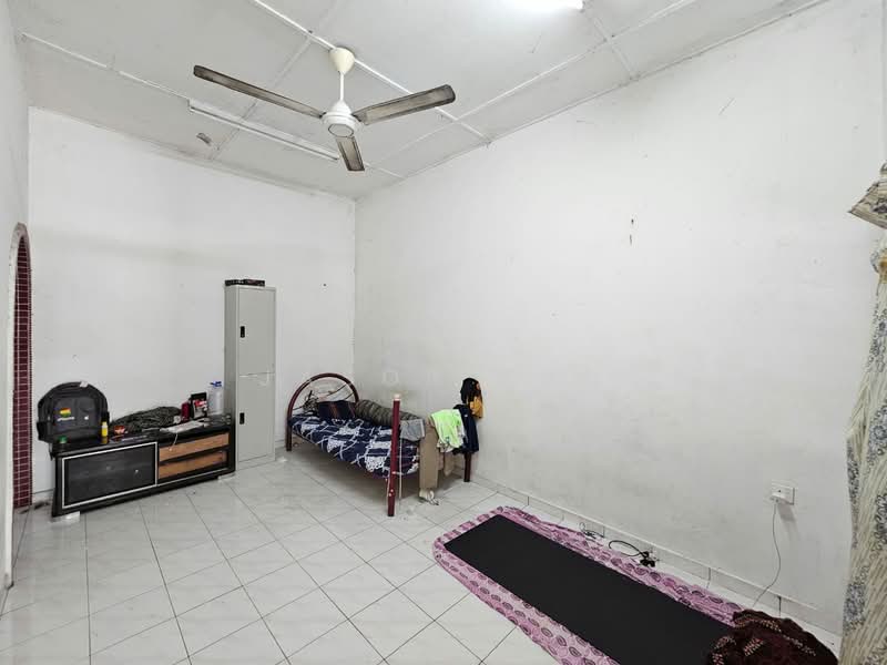 1-storey Terraced House for Sale in Taman Sri Serdang (Seri Kembangan) - Jason Tan - Bedroom - PropertyGuru.com.my