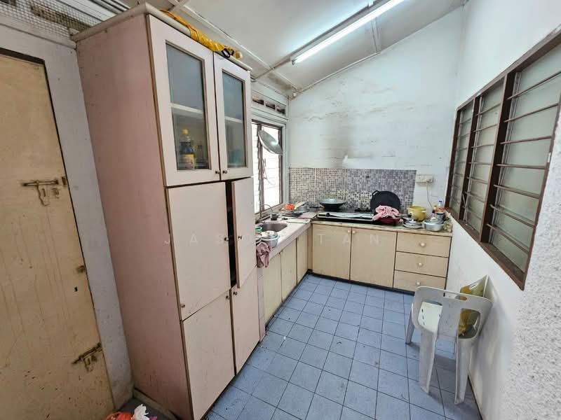 1-storey Terraced House for Sale in Taman Sri Serdang (Seri Kembangan) - Jason Tan - Kitchen - PropertyGuru.com.my