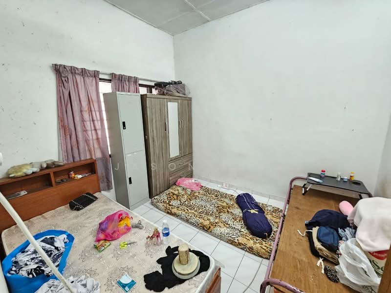 1-storey Terraced House for Sale in Taman Sri Serdang (Seri Kembangan) - Jason Tan - Bedroom - PropertyGuru.com.my