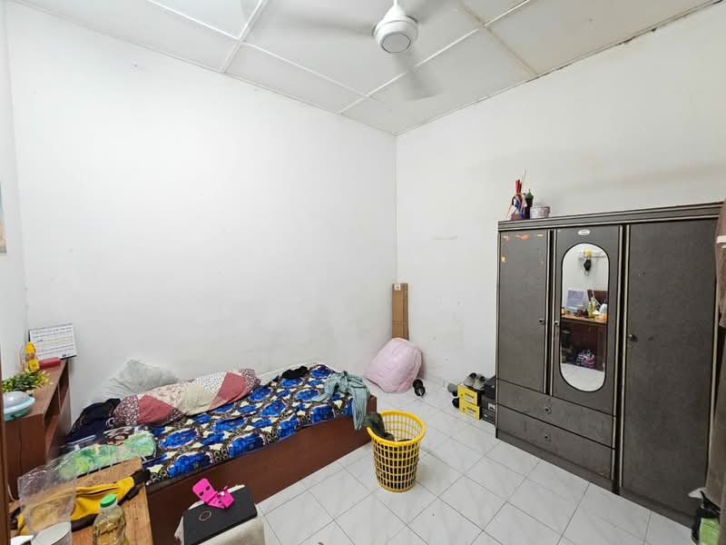 1-storey Terraced House for Sale in Taman Sri Serdang (Seri Kembangan) - Jason Tan - Bedroom - PropertyGuru.com.my