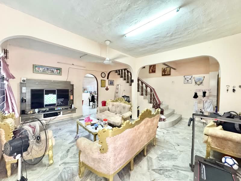 Rumah Teres 2 Tingkat untuk Dijual di Taman Medan Baru (Petaling Jaya) - Adi Zulkarnaen - Living Room - PropertyGuru.com.my