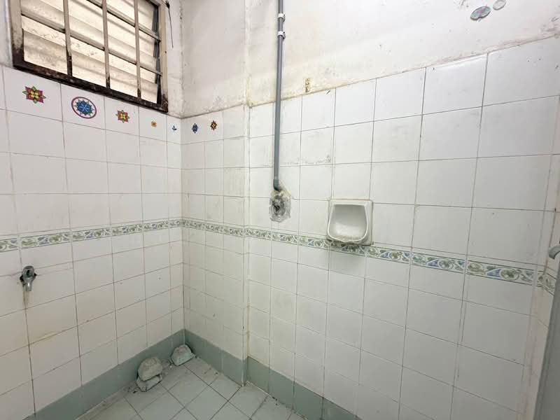 Pangsapuri untuk Dijual di Pangsapuri Putra Harmoni - DILLA YUSOFF - Bathroom - PropertyGuru.com.my