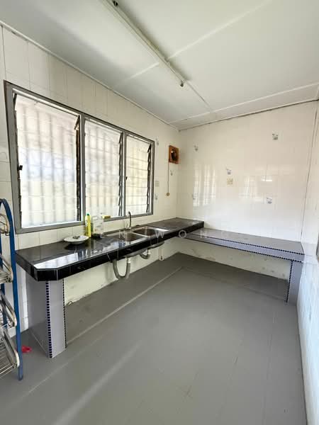 Rumah Teres 1 Tingkat untuk Disewa di Pekan Nanas (Johor) - Zen Wong - Kitchen - PropertyGuru.com.my