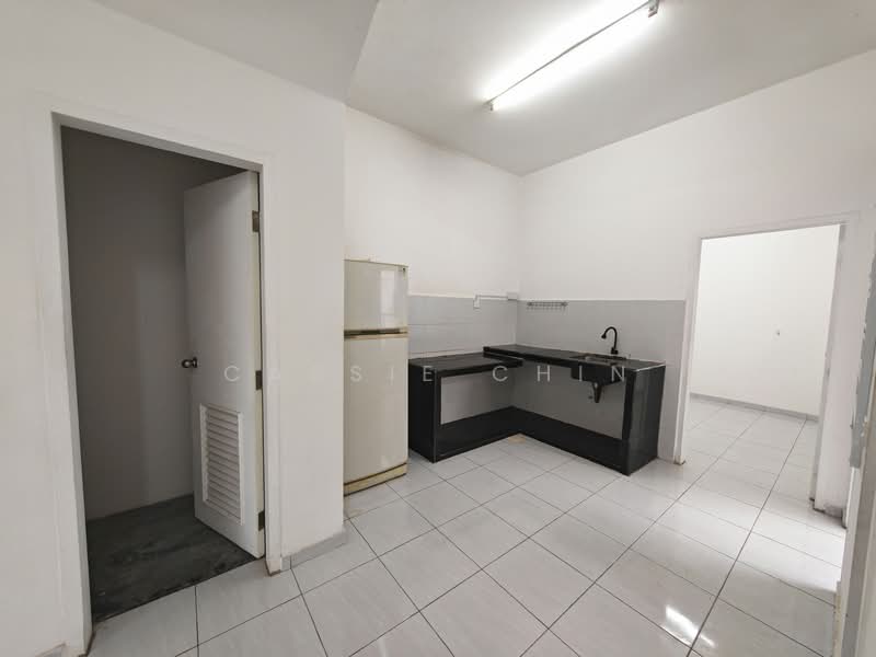 Rumah Teres 2 Tingkat untuk Disewa di Taman Perniagaan Setia (Johor Bahru) - Cassie Chin - Kitchen - PropertyGuru.com.my