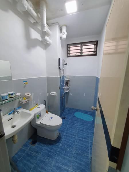 Pangsapuri untuk Dijual di Indah Court Apartment - Jeffrey Lim - Bathroom - PropertyGuru.com.my