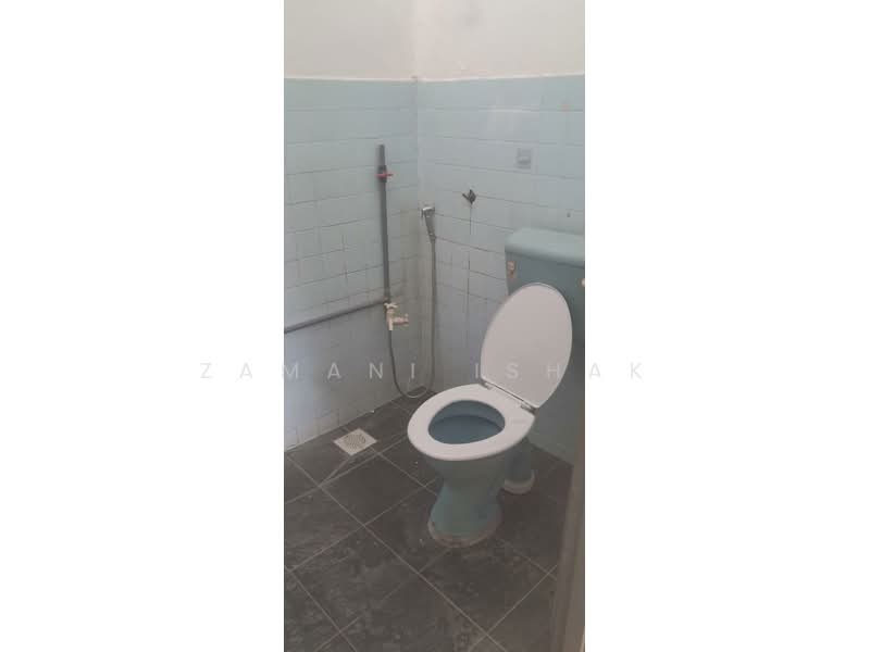 1-storey Terraced House for Sale in Bandar Kinrara Seksyen 1 (Bandar Kinrara) - Zamani Ishak - Bathroom - PropertyGuru.com.my