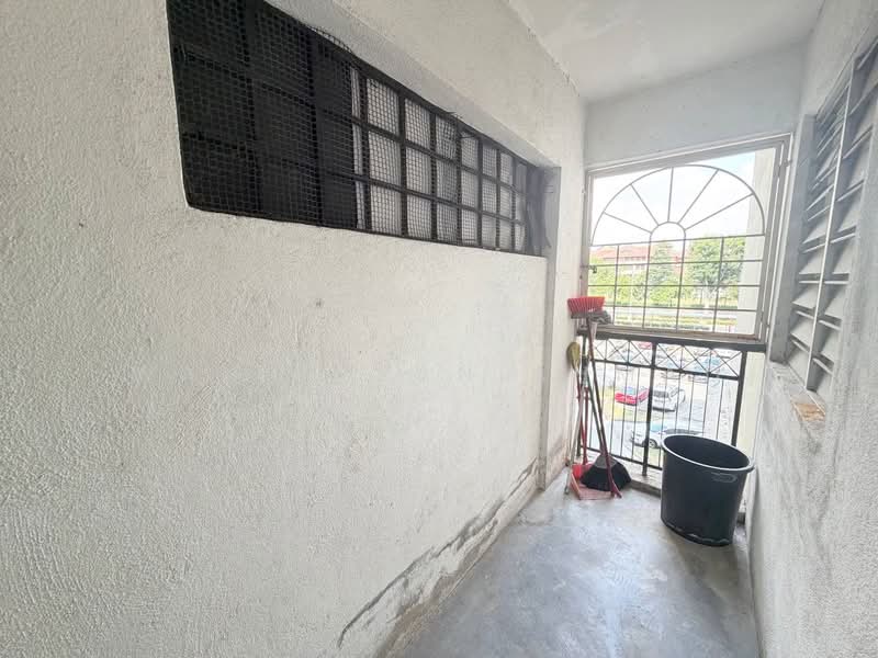 Pangsapuri untuk Dijual di Pangsapuri Putra Harmoni - Wan Azlan Ahmad - Balcony - PropertyGuru.com.my