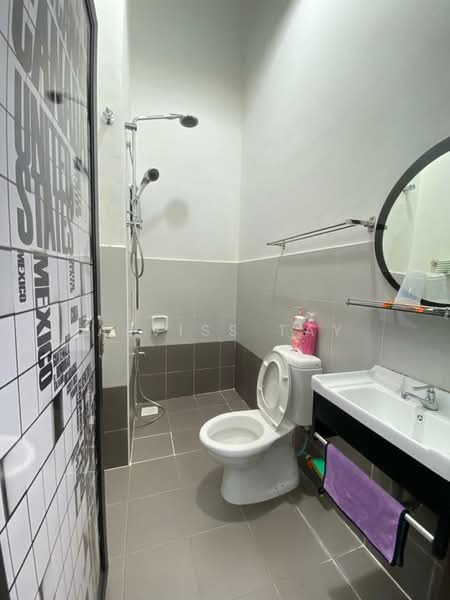 Rumah Teres 1 Tingkat untuk Dijual di Bandar Putra (Kulai) - Alviss Tay - Bathroom - PropertyGuru.com.my