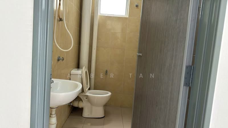 Pangsapuri untuk Dijual di Vesta View - Amber Tan - Bathroom - PropertyGuru.com.my