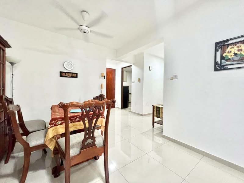 Kondominium untuk Dijual di Cyberia Smart Homes - Amzar Faiz - Dining Room - PropertyGuru.com.my