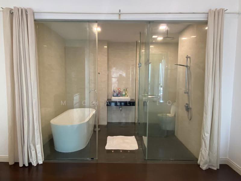 Kediaman Servis untuk Dijual di Setia SKY Residences - Michael Yeo - Bathroom - PropertyGuru.com.my