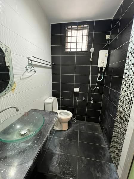 1-storey Terraced House for Sale in Taman Megah Ria (Masai) - Eric Tee - Bathroom - PropertyGuru.com.my