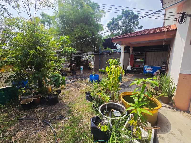 1-storey Terraced House for Sale in Bandar Sri Sendayan (Negeri Sembilan) - Azrul Othman - Garden - PropertyGuru.com.my