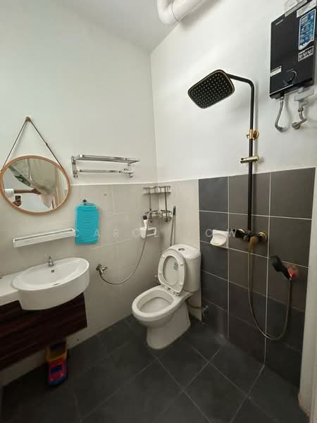 Rumah Bandar untuk Disewa di Bandar Cemerlang (Ulu Tiram) - Carol Low - Bathroom - PropertyGuru.com.my