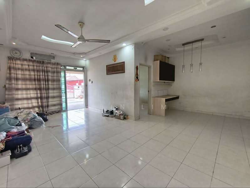 1.5-storey Terraced House for Sale in Taman Gaya (Ulu Tiram) - Robin Lim - Living Room - PropertyGuru.com.my