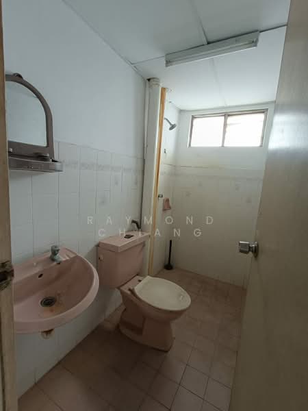 Pangsapuri untuk Dijual di Sri Intan 1 - Raymond Chiang - Bathroom - PropertyGuru.com.my