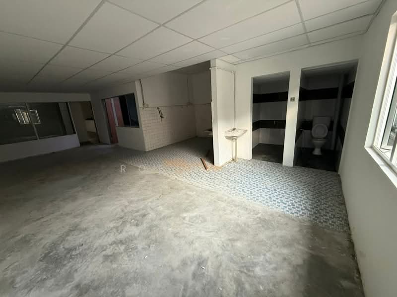 Shop for Rent in Taman Tasek (Johor Bahru) - Robin Lim - Bathroom - PropertyGuru.com.my