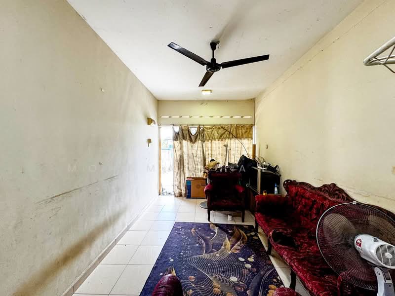 1-storey Terraced House for Sale in Port Klang (Pelabuhan Klang) (Selangor) - Mohamad Hanafi - Living Room - PropertyGuru.com.my
