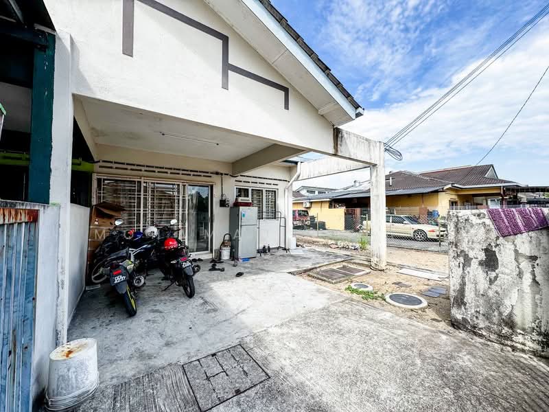 1-storey Terraced House for Sale in Port Klang (Pelabuhan Klang) (Selangor) - Mohamad Hanafi - Exterior - PropertyGuru.com.my