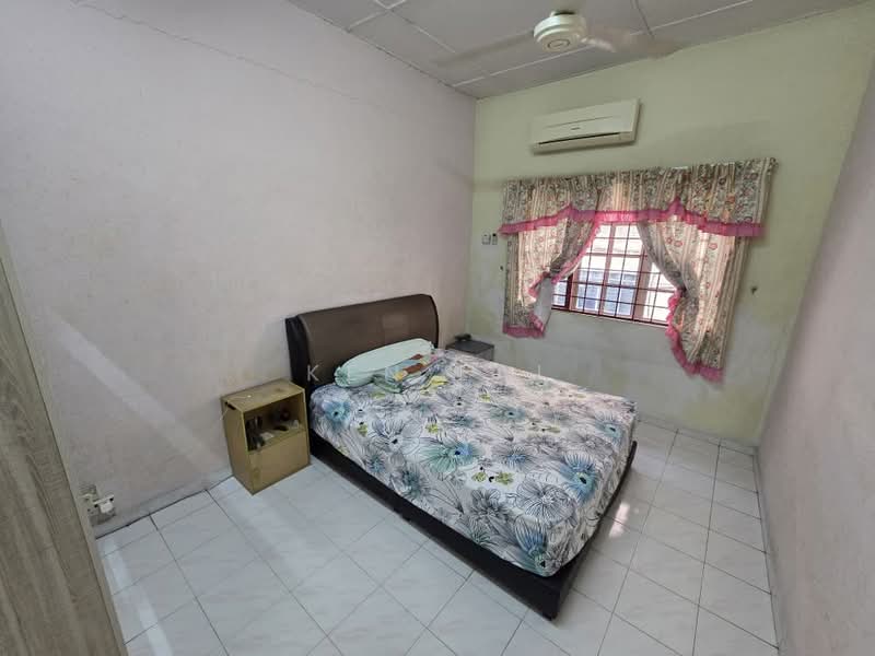 2-storey Terraced House for Sale in Taman Wangsa Permai (Kepong) - Ken Lai - Bedroom - PropertyGuru.com.my