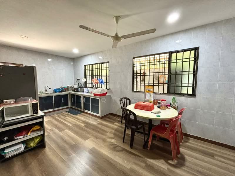 Rumah Berkembar untuk Dijual di Taman Kemajuan (Batu Pahat) - Lim Qiao Yi - Kitchen - PropertyGuru.com.my