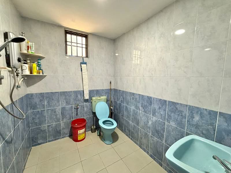 Rumah Berkembar untuk Dijual di Taman Kemajuan (Batu Pahat) - Lim Qiao Yi - Bathroom - PropertyGuru.com.my