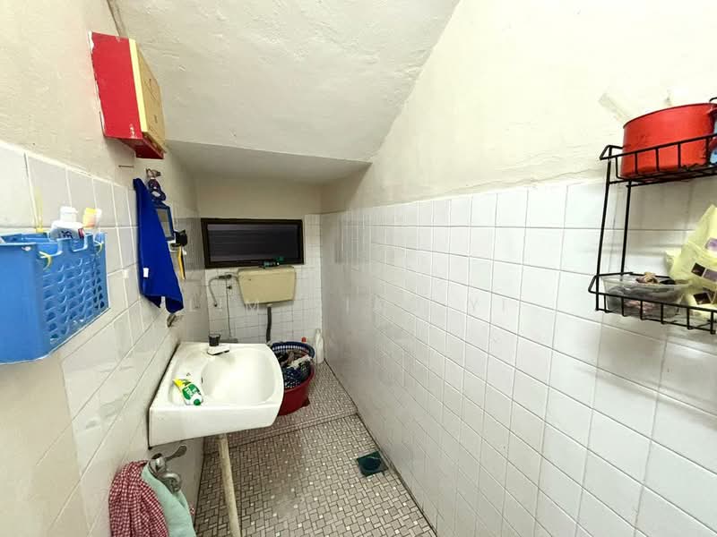 Rumah Berkembar untuk Dijual di Taman Kemajuan (Batu Pahat) - Lim Qiao Yi - Bathroom - PropertyGuru.com.my