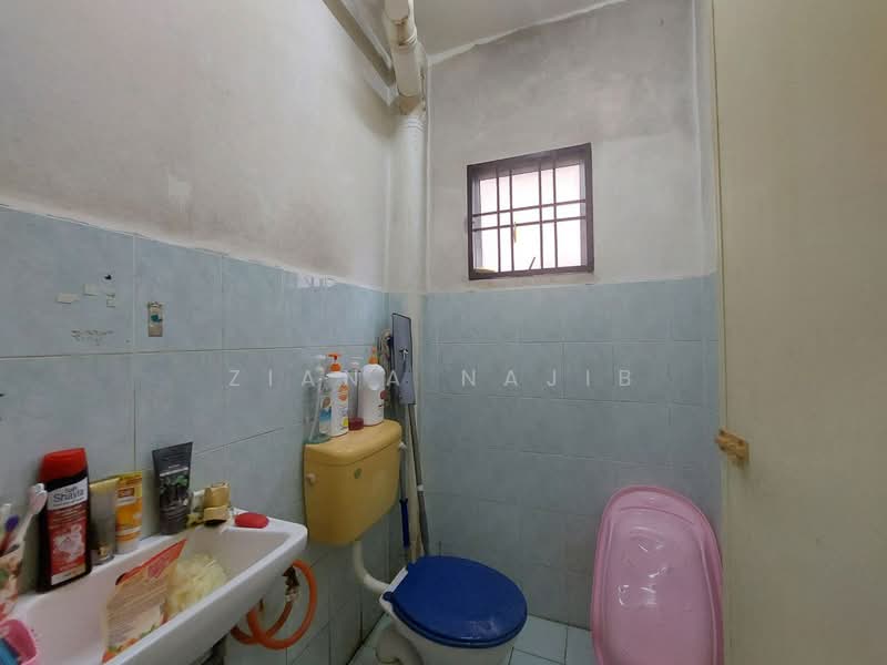Apartment for Sale at Astana Alam Apartment 3 - Ziana Najib - Bathroom - PropertyGuru.com.my