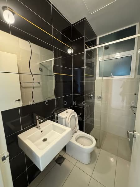 Kediaman Servis untuk Dijual di Skypod Residence - Chan Chong Liang - Bathroom - PropertyGuru.com.my