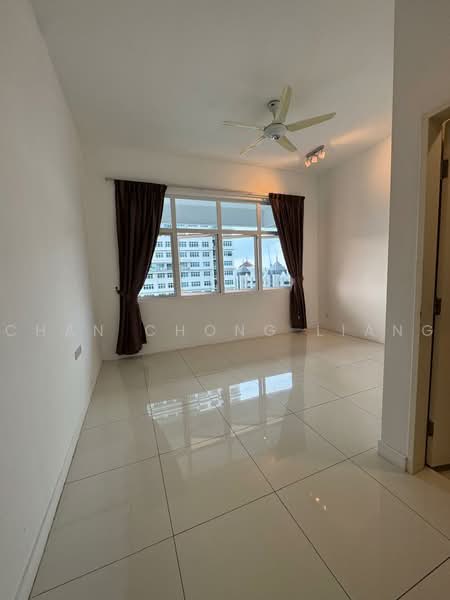 Kediaman Servis untuk Dijual di Skypod Residence - Chan Chong Liang - Living Room - PropertyGuru.com.my