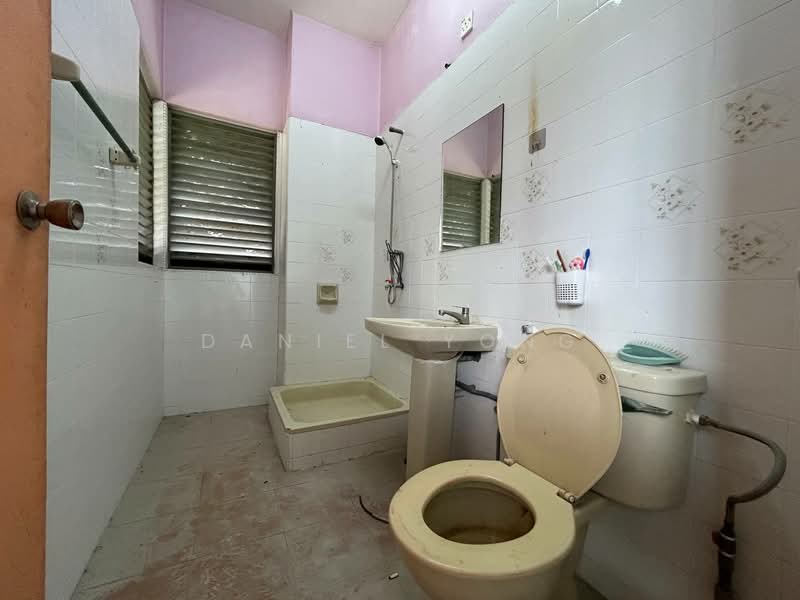 Rumah Teres 2 Tingkat untuk Disewa di Taman Bukit Tiram (Ulu Tiram) - Daniel Yong - Bathroom - PropertyGuru.com.my